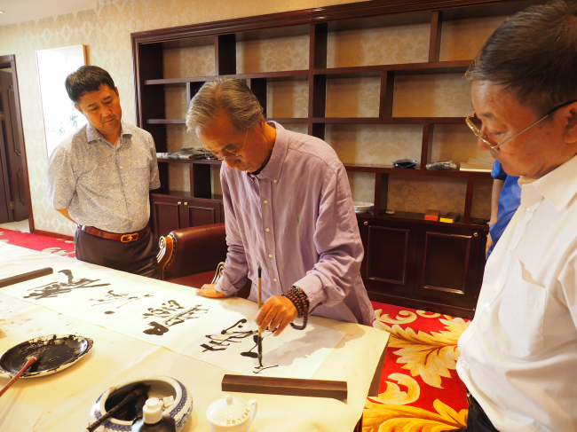 左1李总 中间宋雨桂 左3喻国伟（辽宁美协副主席）