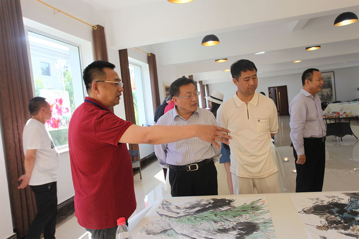 左营口文联主席蔡营-营口政协主席许加-昌宇集团董事长李刚-在昌宇水墨画院创作中心参观