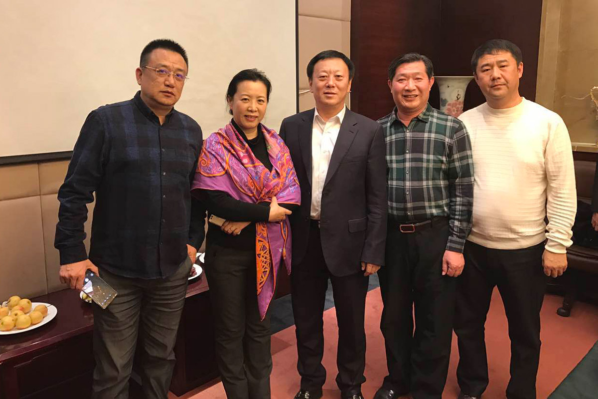 左营口文联主席蔡莹-辽宁美协主席王易霓-营口市委书记赵常富-北京美协秘书长贺成才-昌宇集团董事长李刚