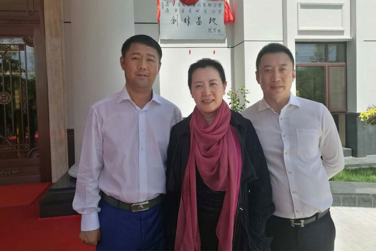 左1昌与集团董事长李刚-左2辽宁省美术家协会主席王易霓-左3营口市青年美术家协会主席昌宇水墨画院主任-郭洪权