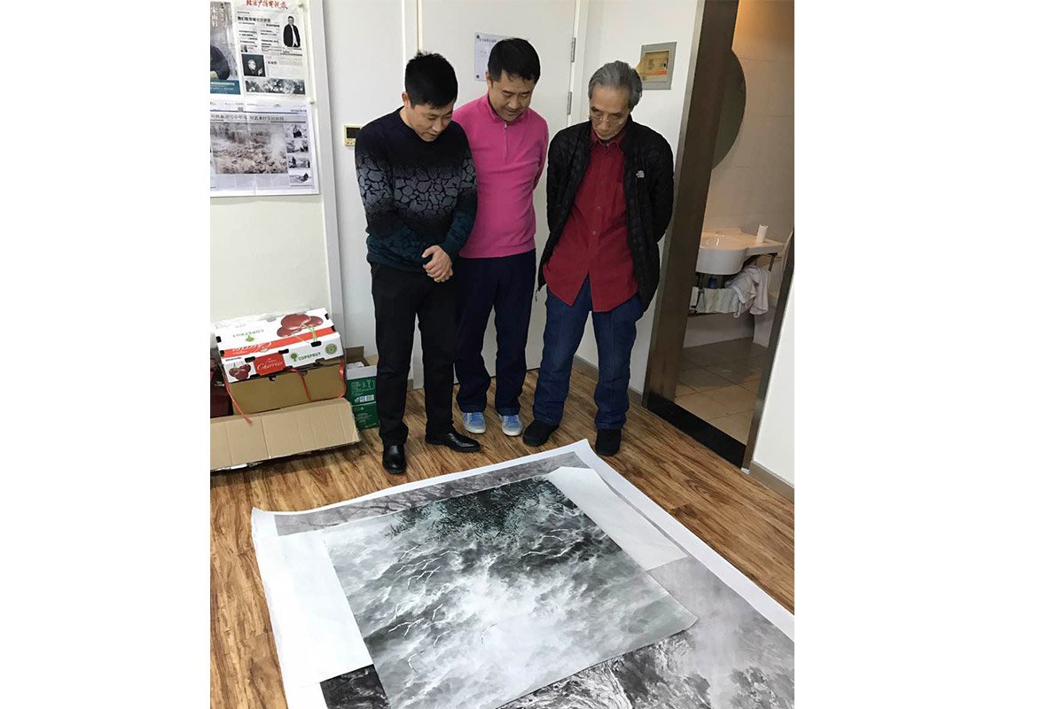 左画家刘继彪-昌宇集团董事长李刚-著名画家宋雨桂-在宋雨桂工作室