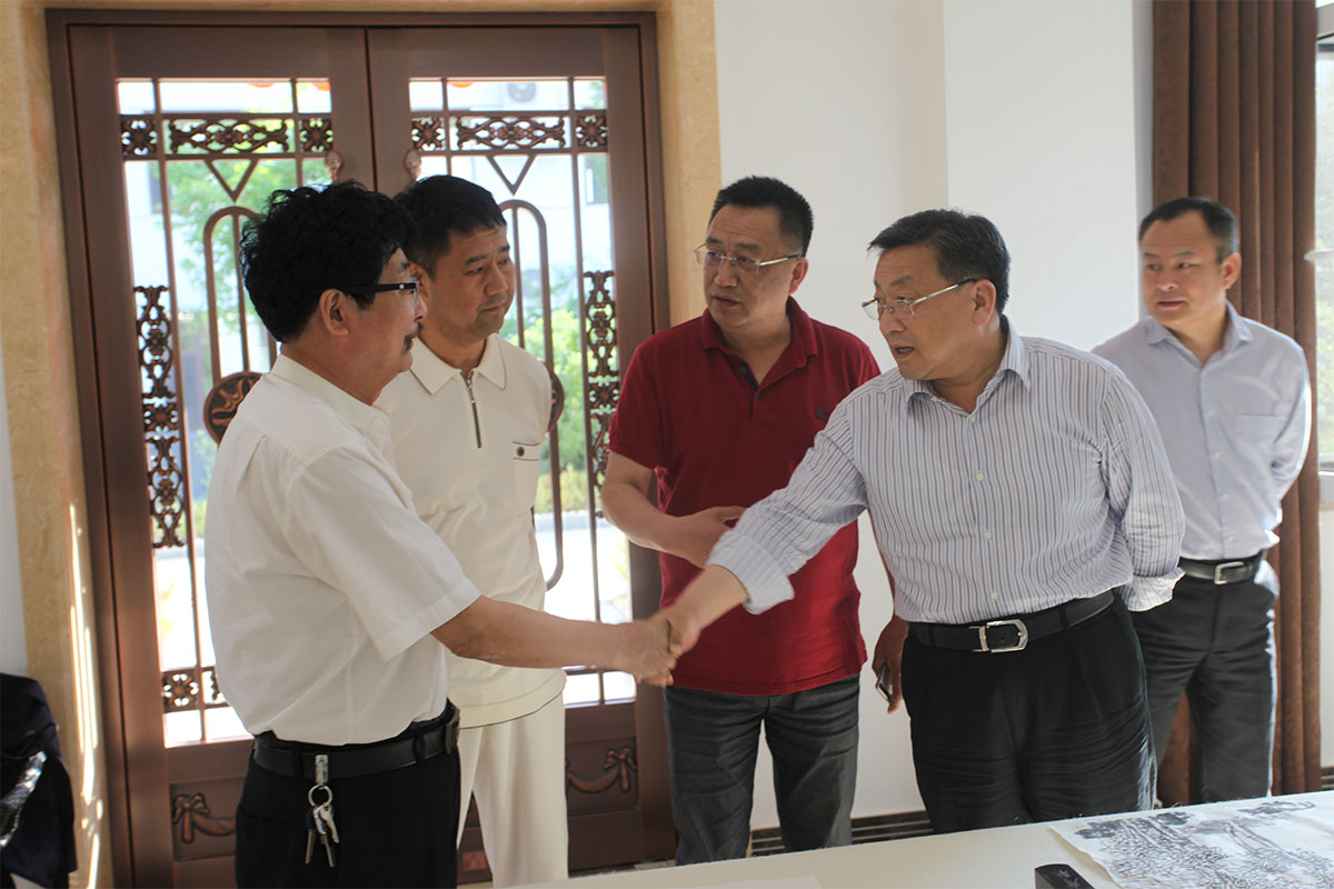 大石桥画家赵玉阳-昌宇集团董事长李刚-营口文联主席蔡营-营口市政协主席许加在昌宇水墨画院创作中心