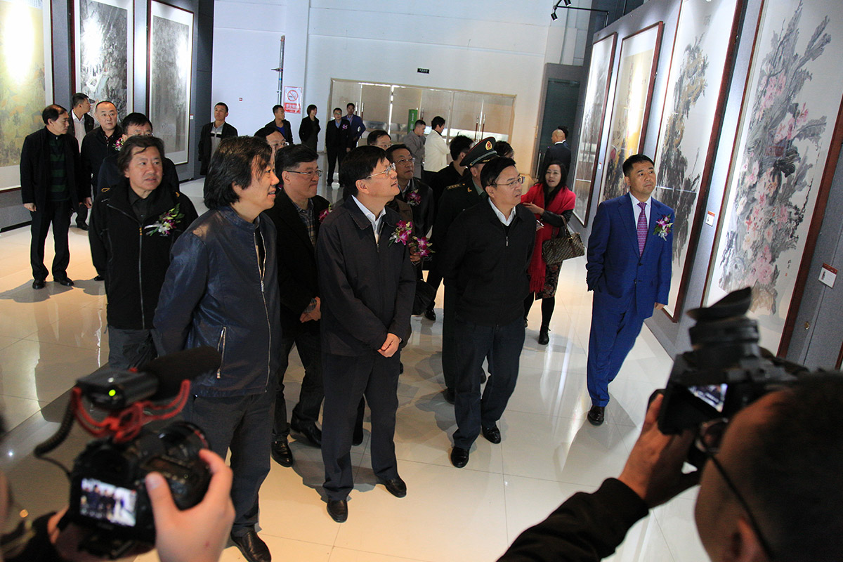 左1中国美术家协会艺术中心主任丁杰-左2营口市政府市长余功斌-左3辽宁省宣传部常务副部长盖成立-左4昌宇集团董事长李刚及画家观看获奖作品