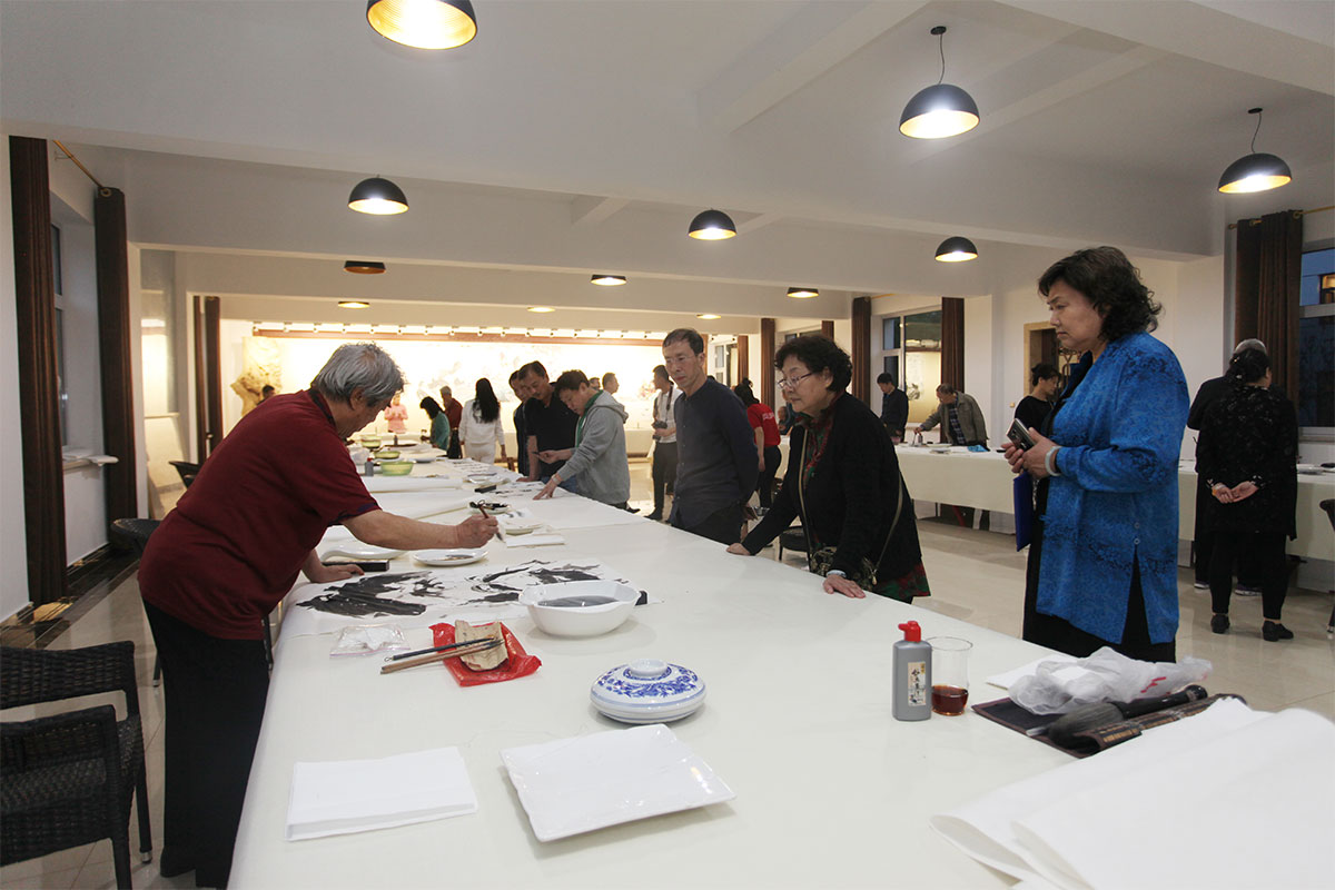 画家在美术创作基地创作