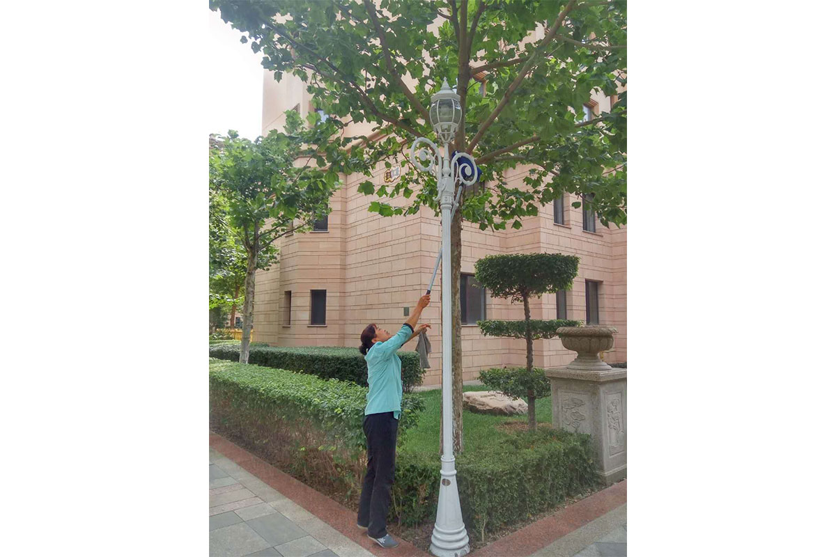2017年9月28日保洁擦拭路灯杆