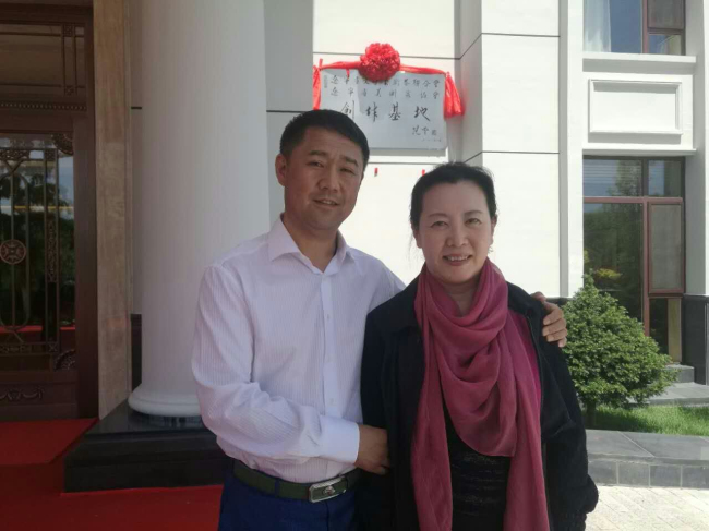 董事长李刚与辽宁省美术家协会主席王易霓在创作基地合影