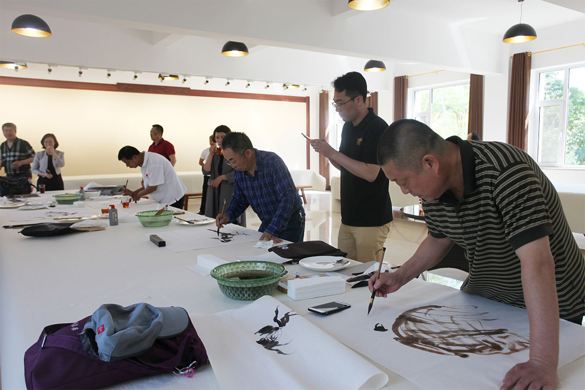 画家在美术创作基地创作