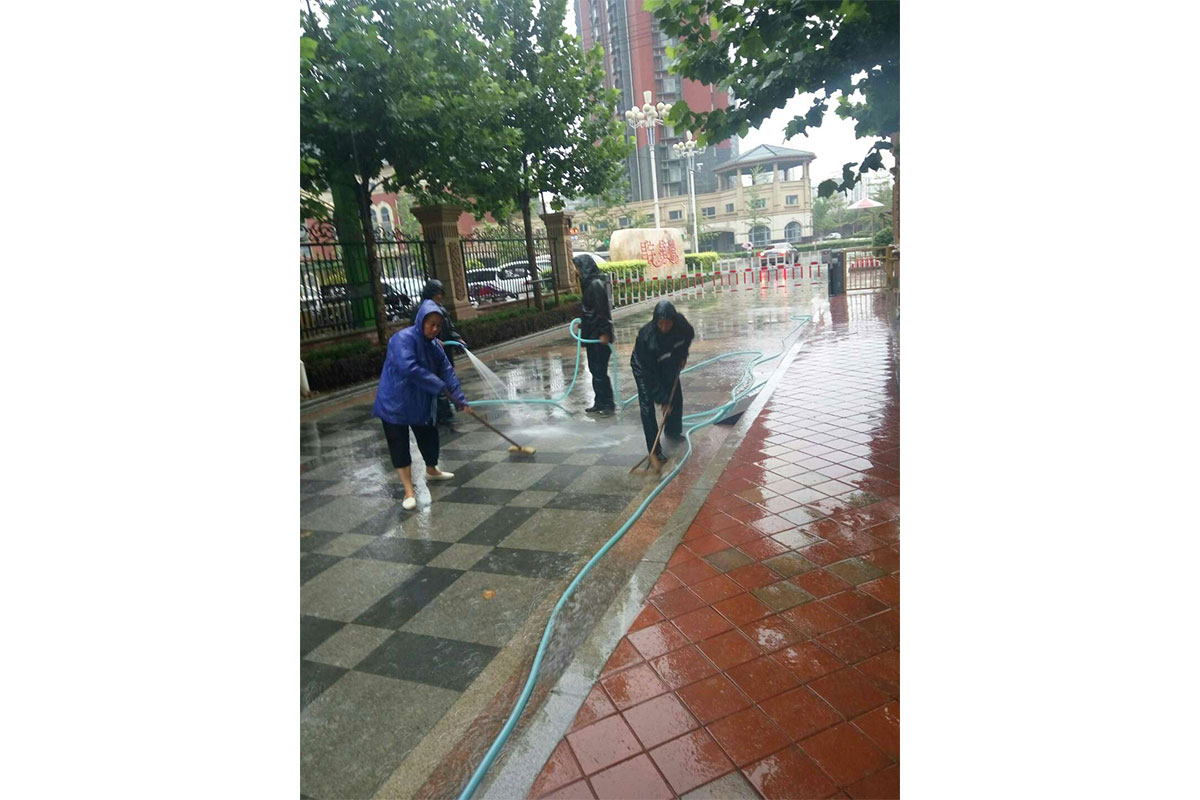2017年10月16日下雨天保洁清扫主路面