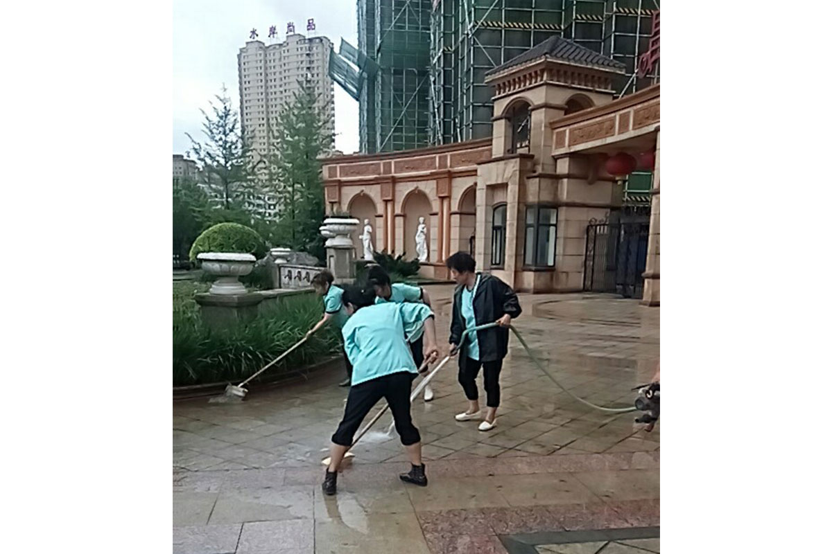 2017年8月保洁清洗一号岗地面