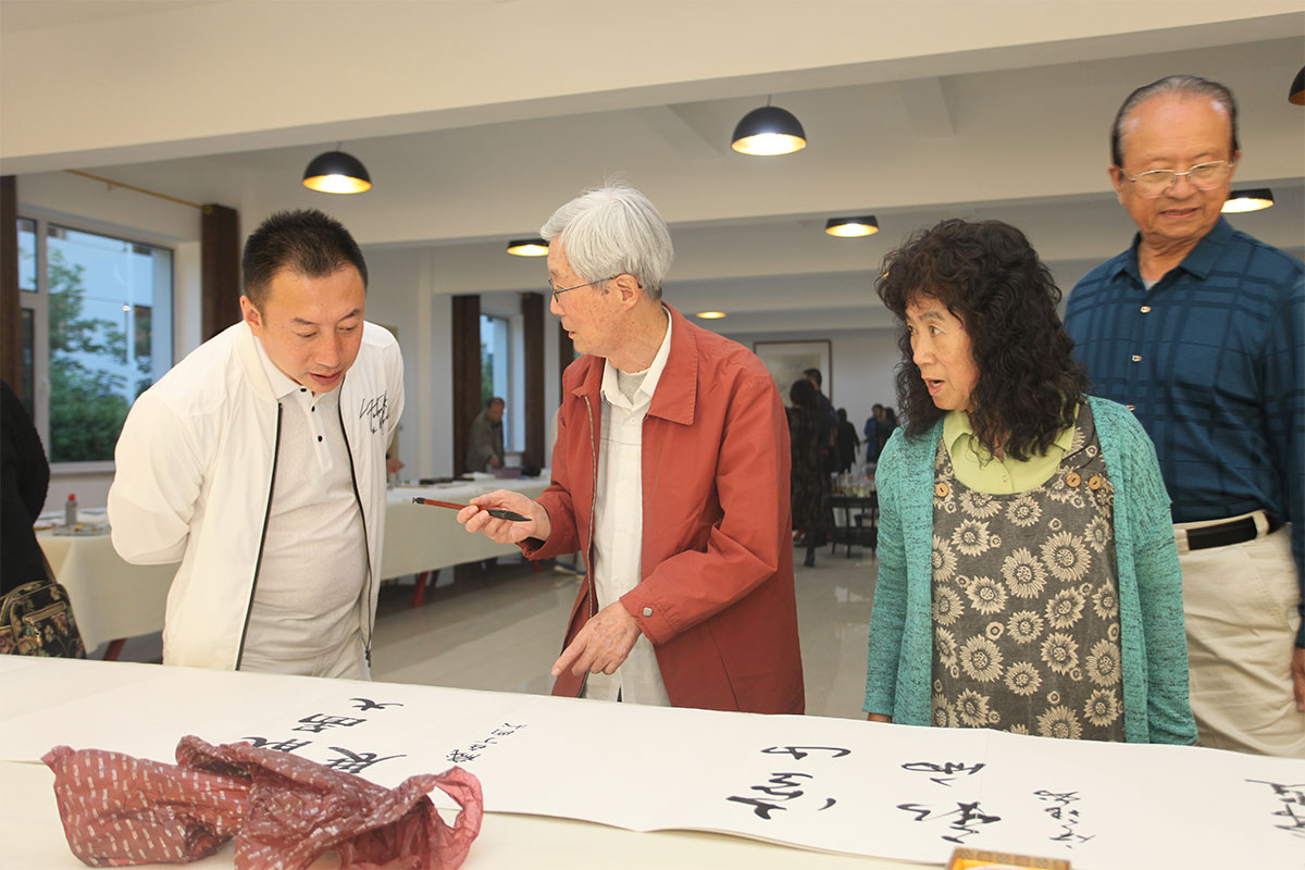 画家在美术创作基地创作