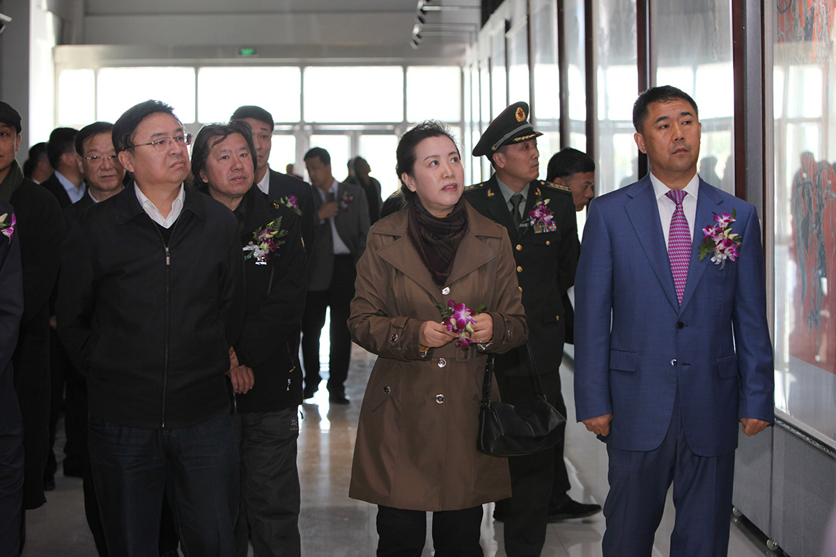 左辽宁省宣传部常务副部长盖成立-左2辽宁省美术家协会主席王易霓-左3营口昌宇集团董事长李刚