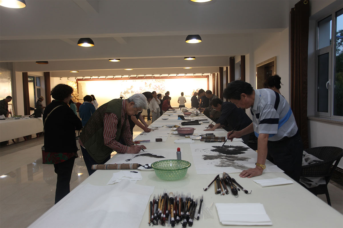 画家在美术创作基地创作