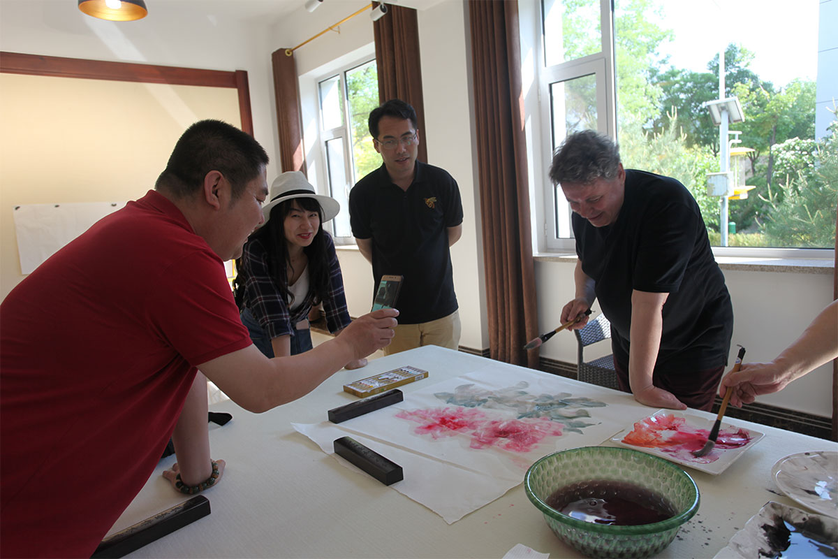 俄罗斯著名油画家在美术家创作基地创作