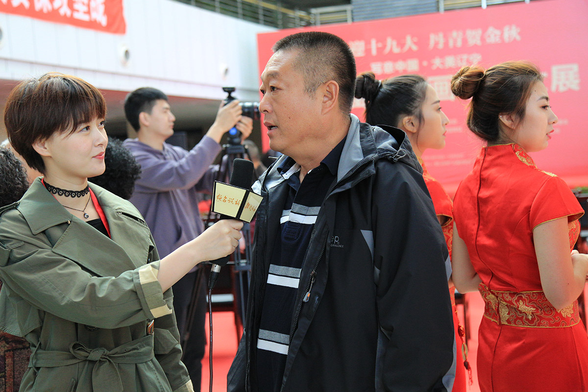 营口市美术家协会主席喻国景接受电视台采访