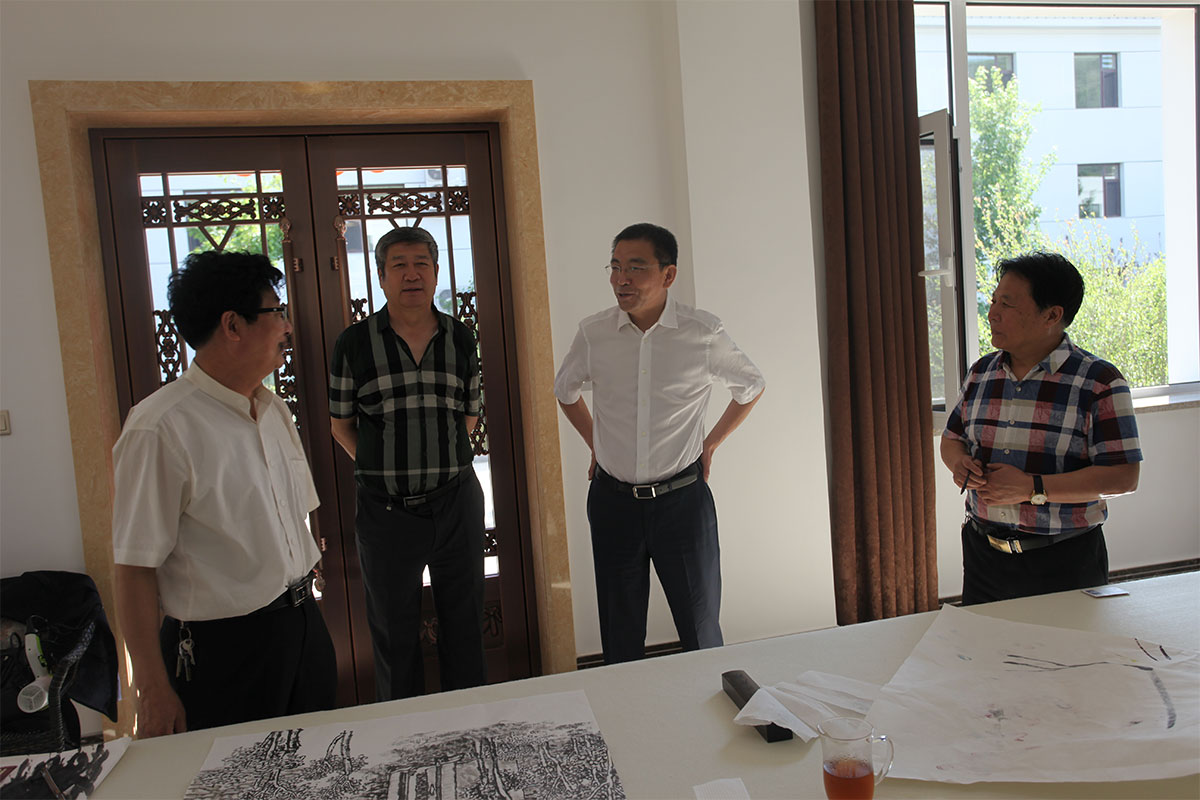 盖州市市委书记赵国栋与画家交流