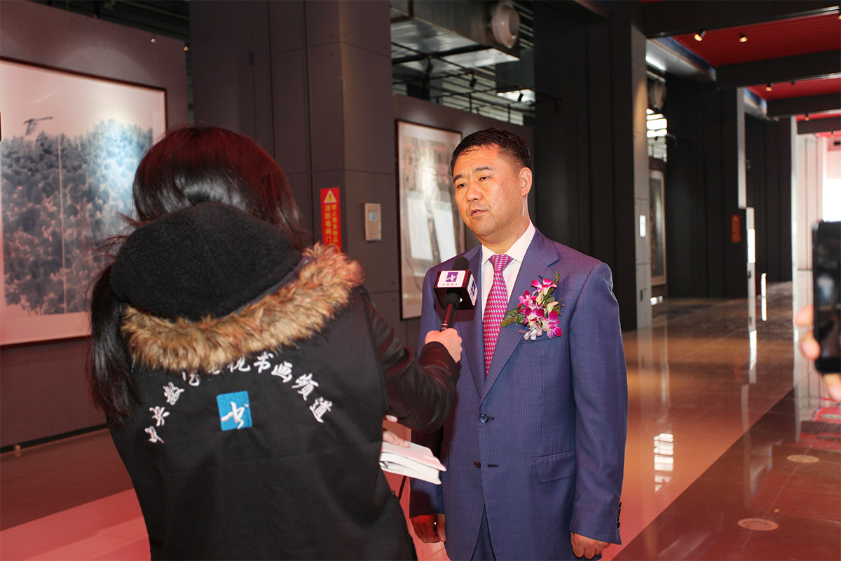 中央电视台书画频道正在对昌宇集团董事长李刚-进行采访