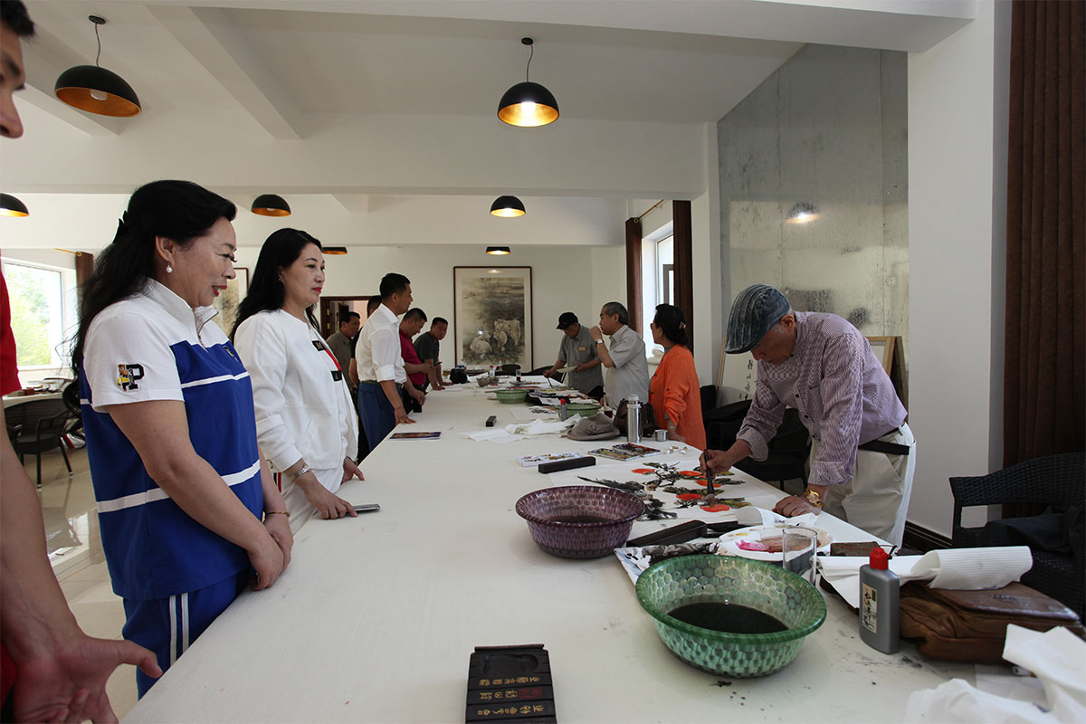 画家在美术创作基地创作