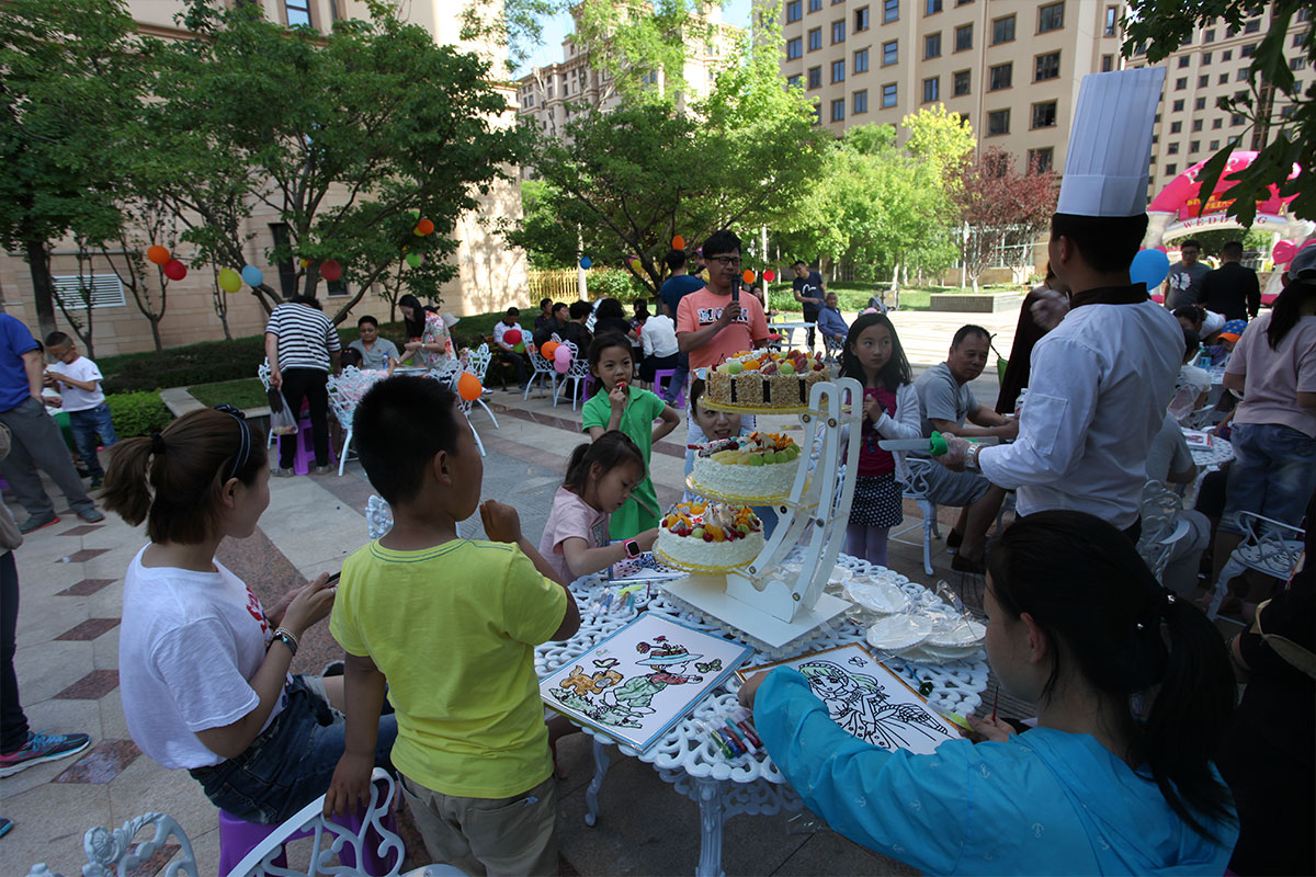 六一儿童节-物业公司为参加活动的孩子准备蛋糕