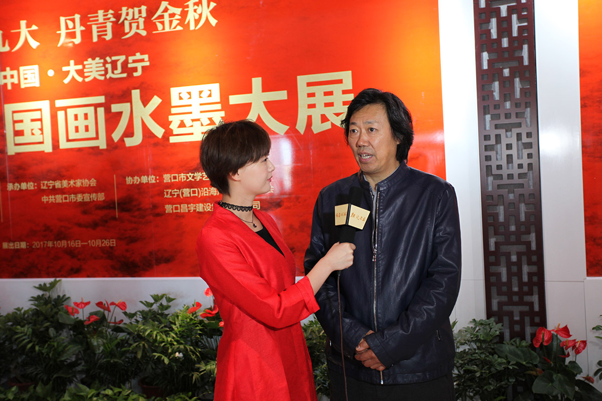 中国美术家协会艺术中心主任丁杰接受电视台采访此次画展举办内容