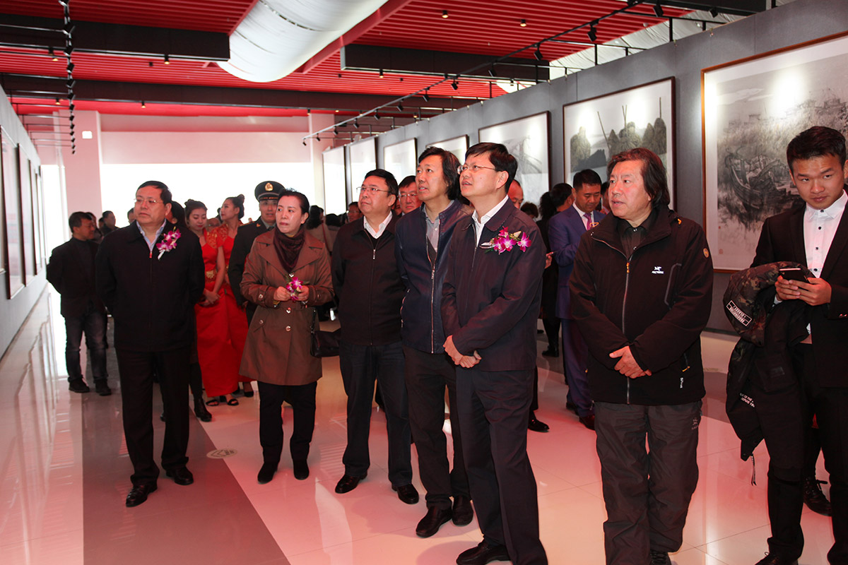 省市领导观看参展获奖作品