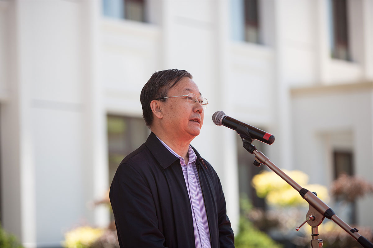 辽宁省文联副主席喻国伟为美术创作基地开业致辞