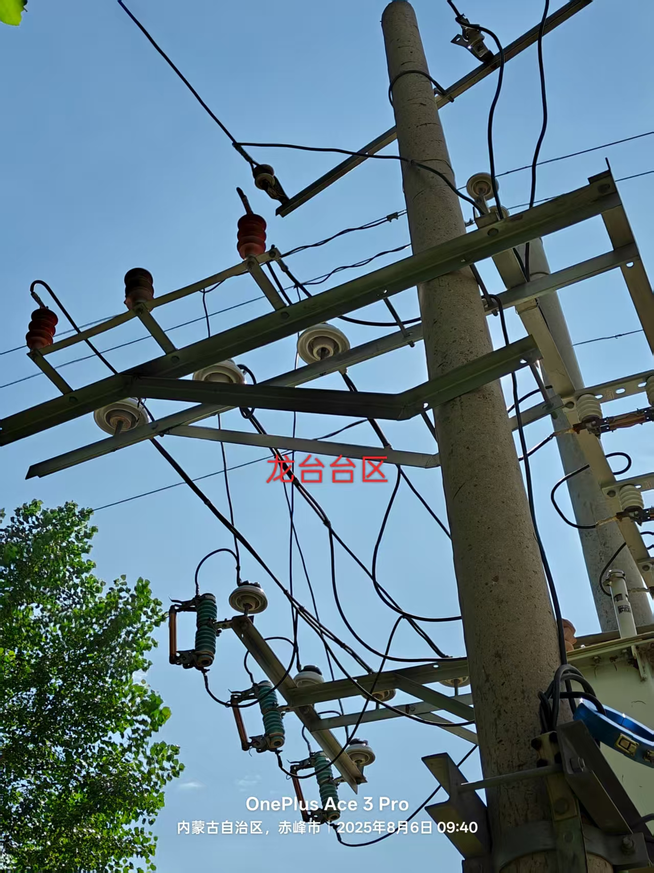 国网赤峰供电公司演示10kV避雷器带电测试仪