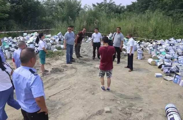 違規(guī)倒廢油漆桶 成都溫江一企業(yè)被查