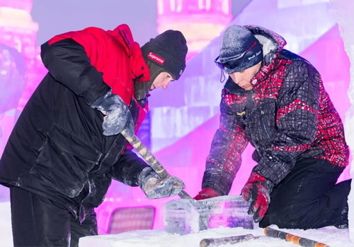 第七届中国哈尔滨国际组合冰冰雕比赛火热雕刻中