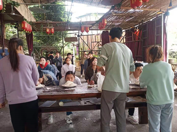 南山农家乐公司团建-面粉传递