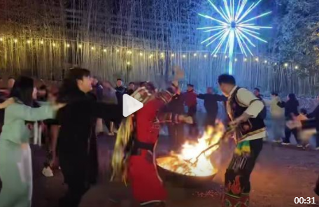 【视频】篝火，喷火表演，太给力了
