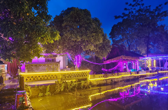 美丽的南山花中溪农家乐夜景