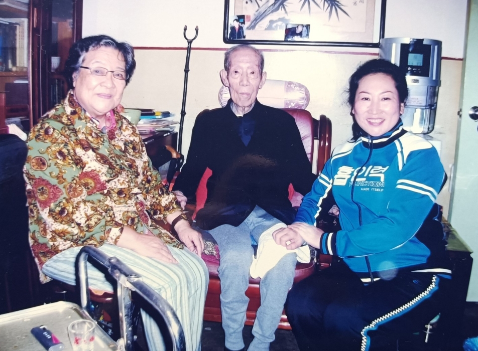 马青随母亲王连清教授探望师爷谢子衡教授<br />