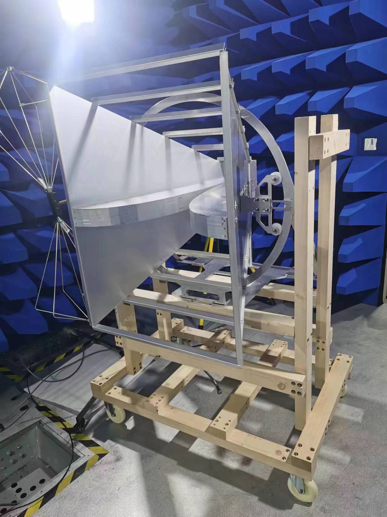 0.2 - 2.5GHz 喇叭天线