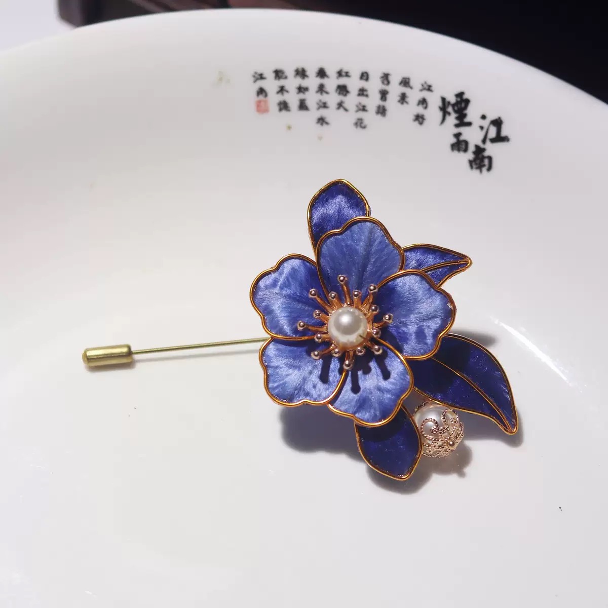 0011030010掐丝绒花胸针