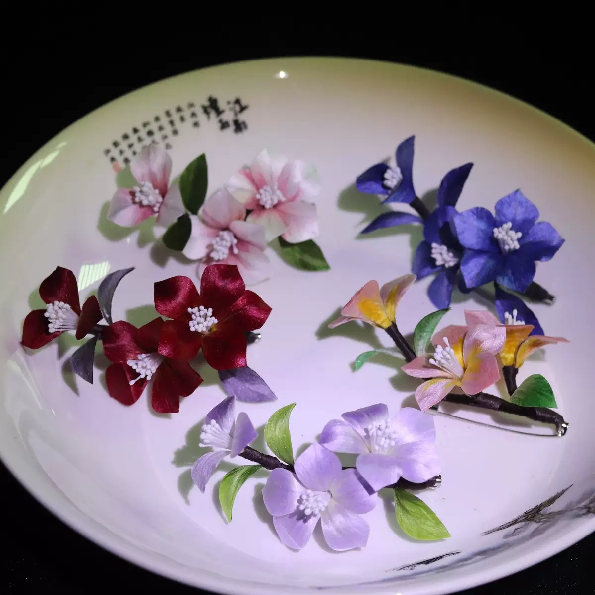 掐丝绒花胸针