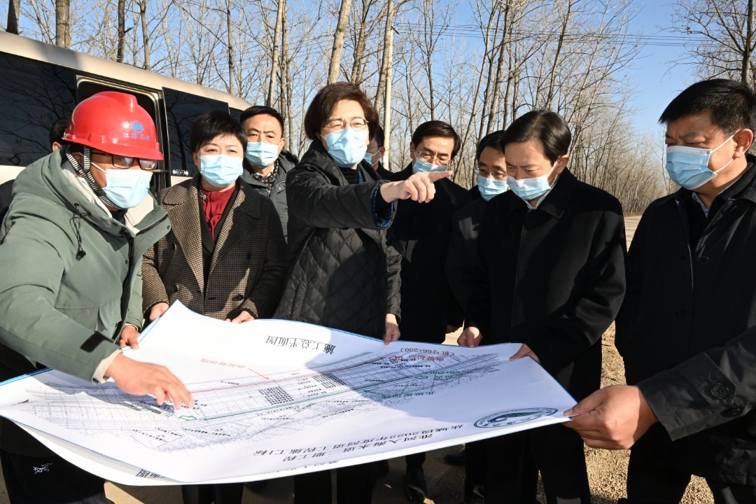 徐纓在調(diào)研淮河入海水道二期工程建設(shè)時(shí)強(qiáng)調(diào)：筑世紀(jì)工程 ?；春影矠?早日發(fā)揮保安全穩(wěn)增長(zhǎng)惠民生綜合效益