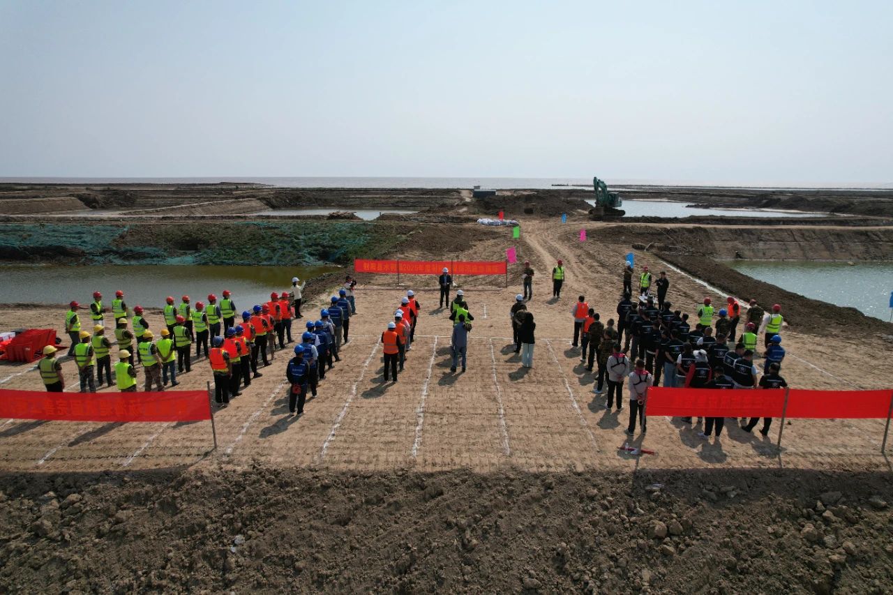 射陽縣水利局2025年度海堤防汛應急演練在雙洋閘南側主海堤施工二標項目舉行