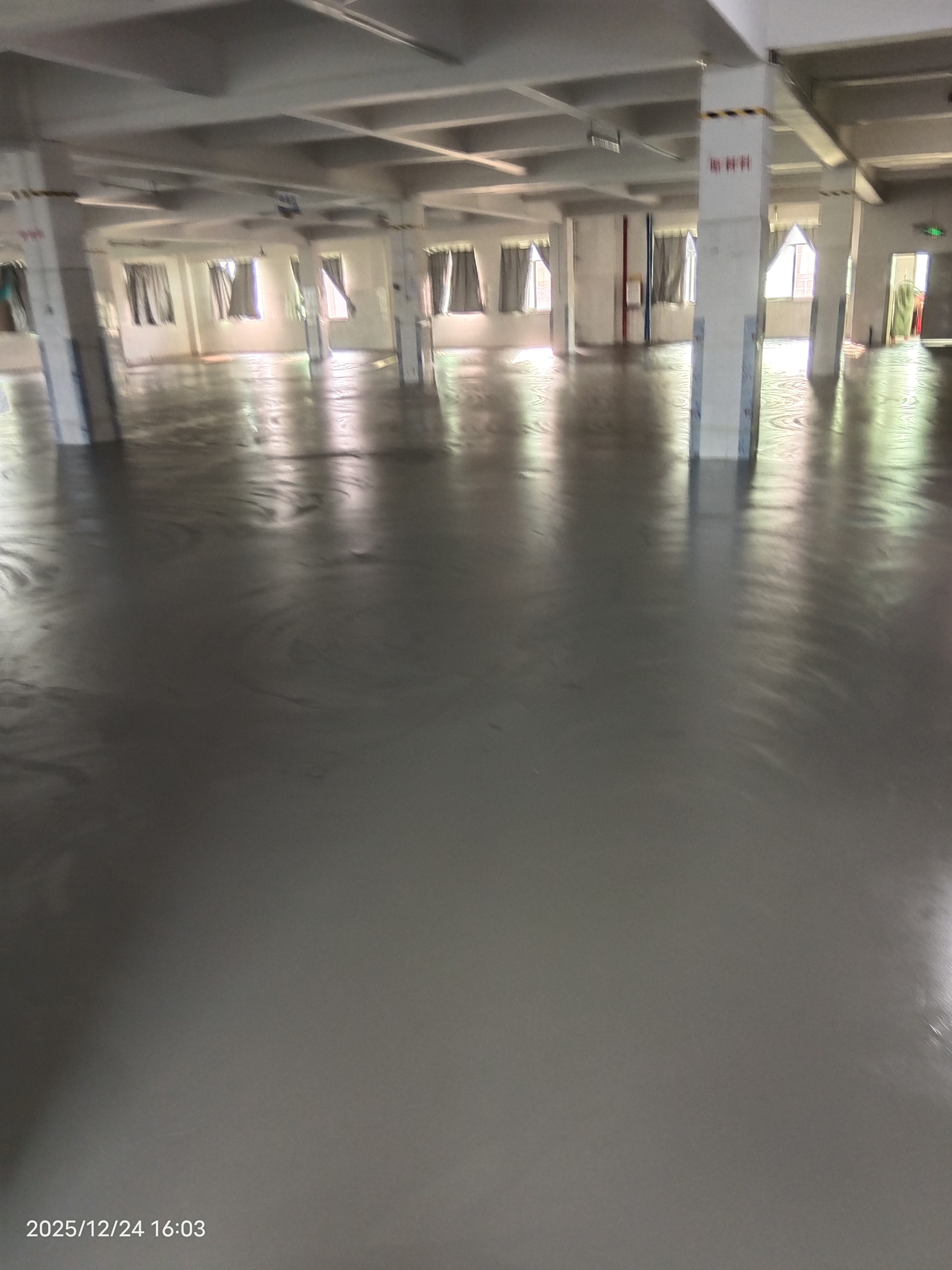 从化聚氨酯地坪施工中！