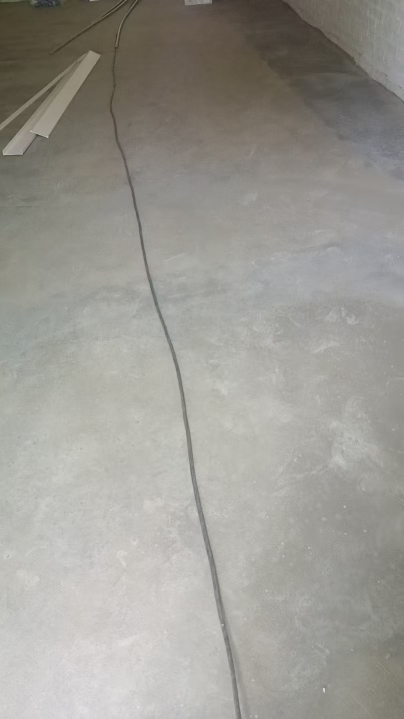 番禺水泥自流平地坪施工中！