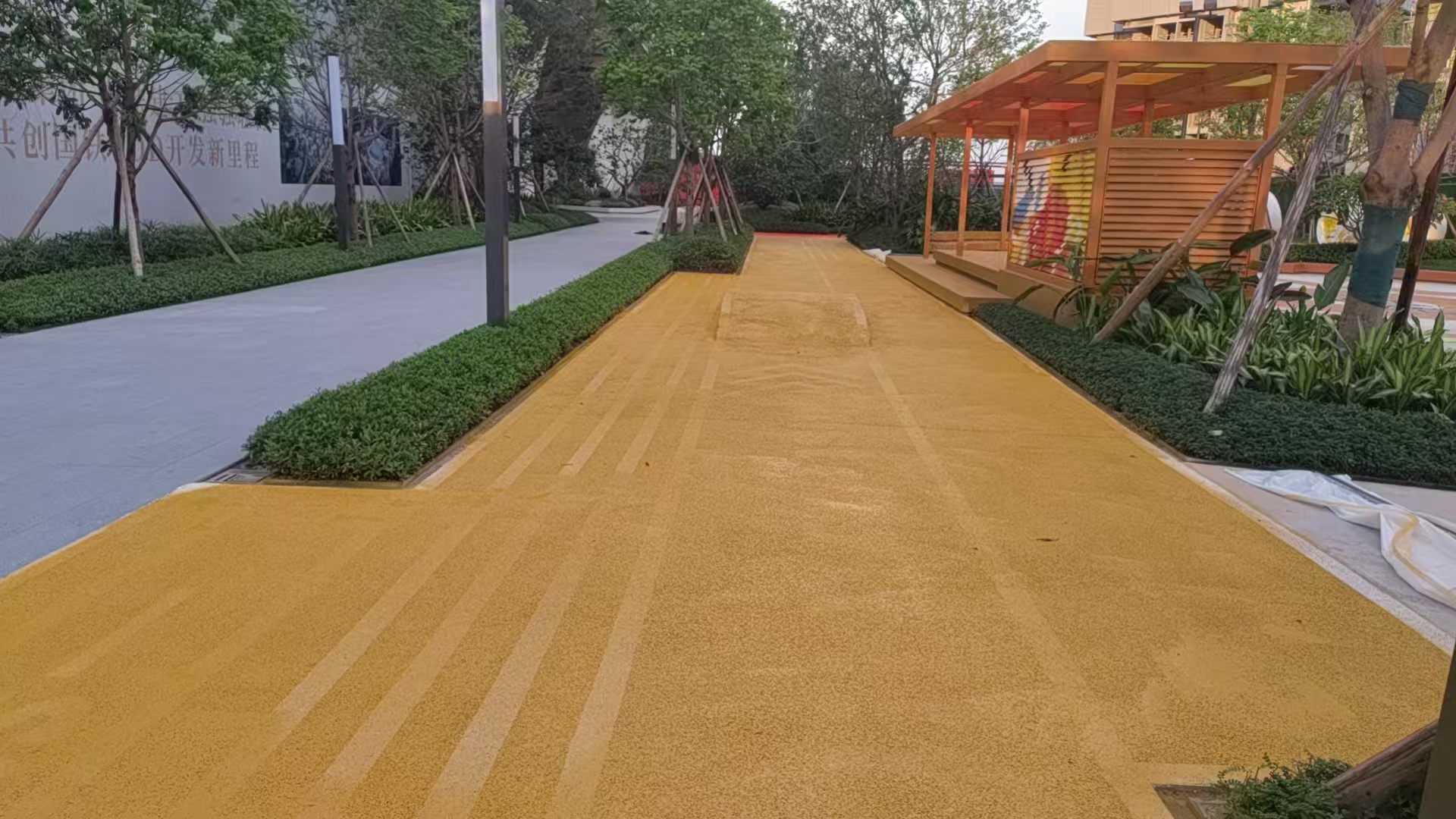 廣州彩色冷拌瀝清路面施工中！