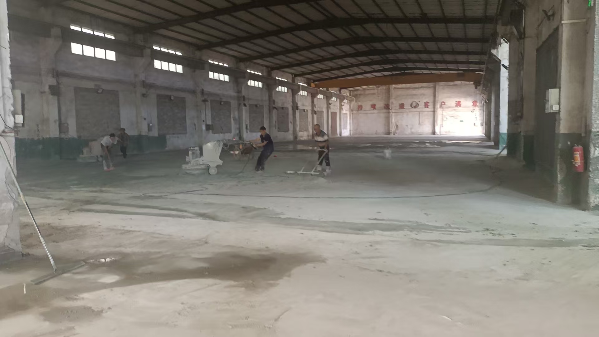白云区固化剂地坪施工中！