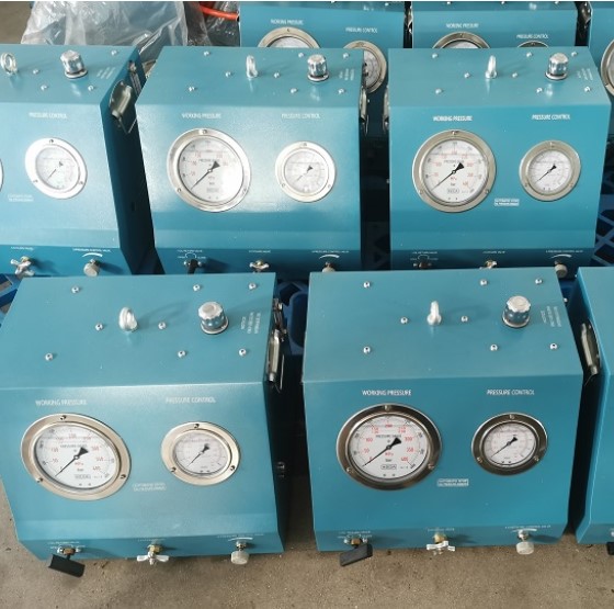 Main engine driven high pressure pump for vessel hatch cover