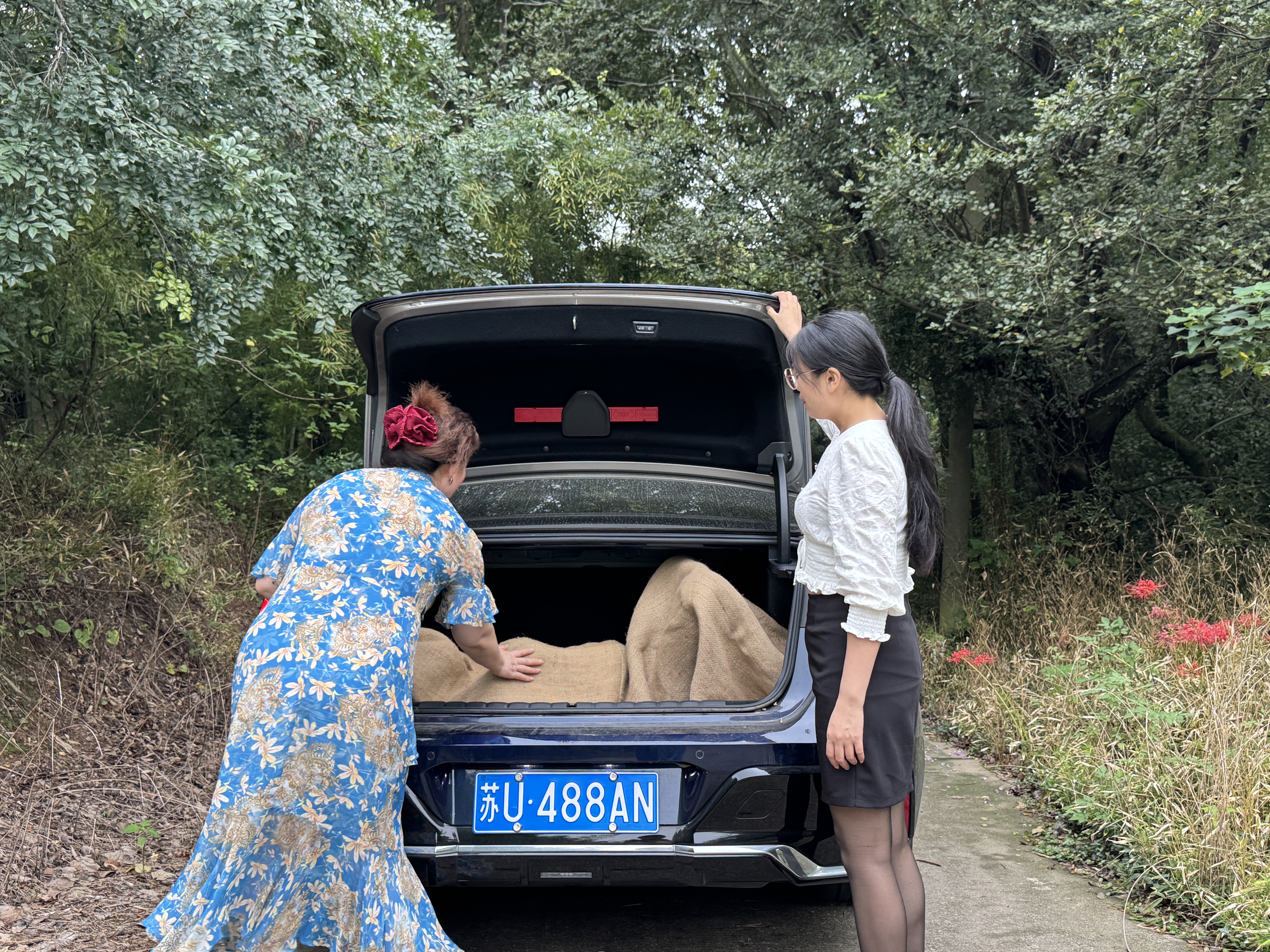 晓彤私人定制脚本拍摄 : (贪心少女受骗被拐)