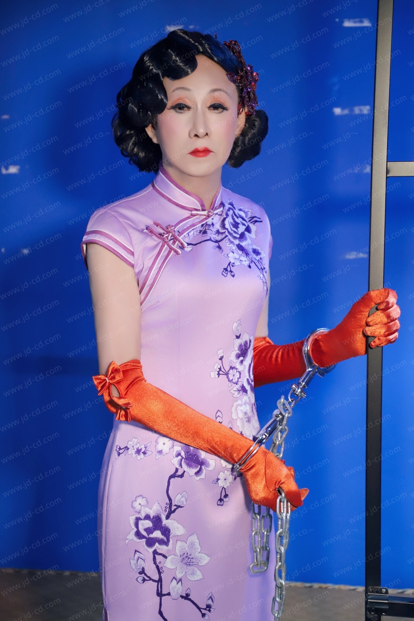 碧瑶姐反串体验牢房手铐脚镣