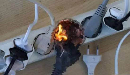 插座转换器烧毁