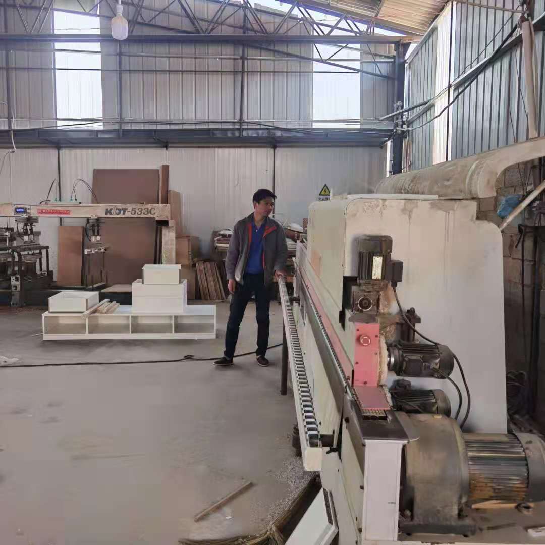 <div align="center">
	木工车间一角<br />
</div>