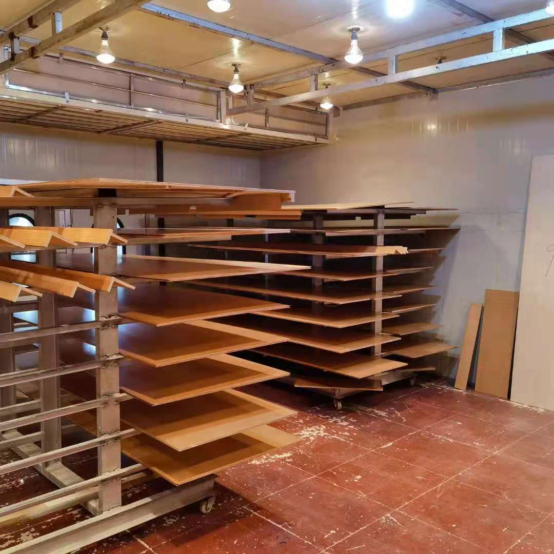 <div align="center">
	烤漆车间一角<br />
</div>