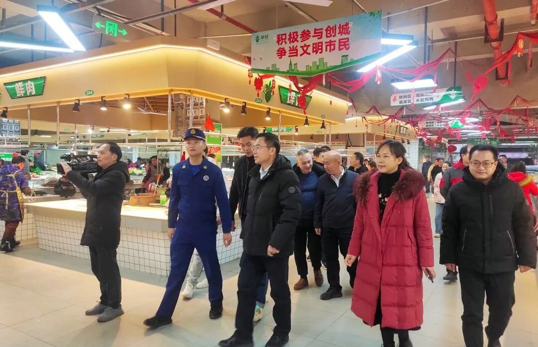 宾阳县县长梁展凡视察菜冠-黎塘农贸市场，对春节期间菜篮子安全保供工作作出重要指示