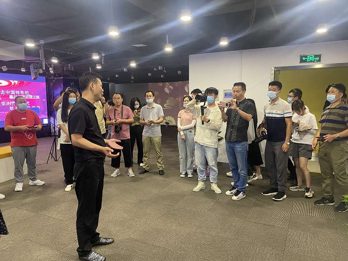 “江西是個(gè)好地方 天下英雄城”網(wǎng)絡(luò)媒體名人行采訪活動(dòng)走進(jìn)江西虛擬現(xiàn)實(shí)智能產(chǎn)業(yè)有限公司