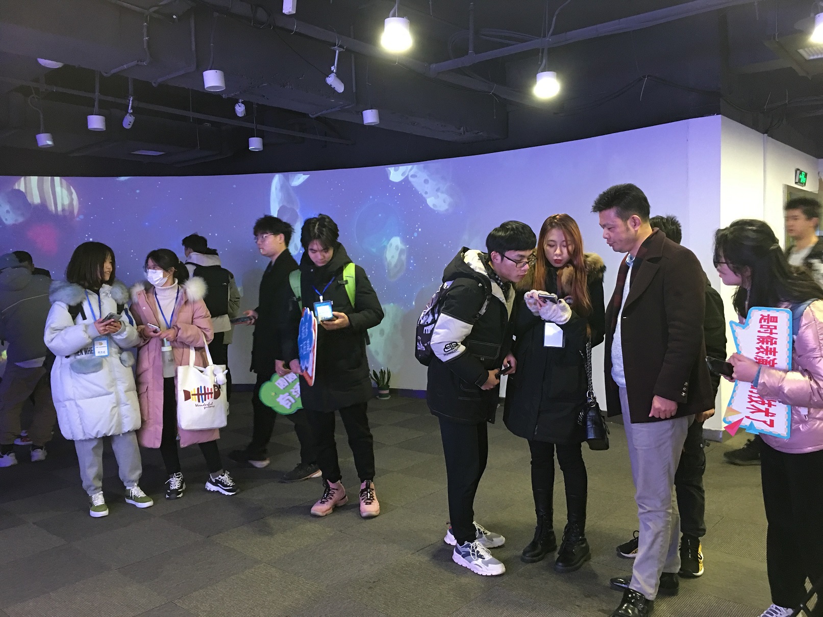 大學(xué)生們走進(jìn)“VR虛擬大課堂”